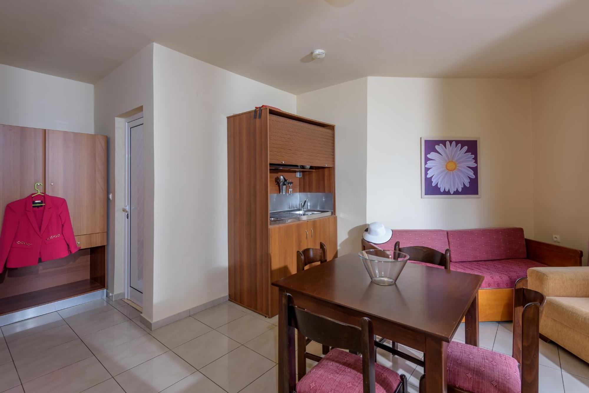 Eurohotel Theo Hotel Agia Marina Екстериор снимка